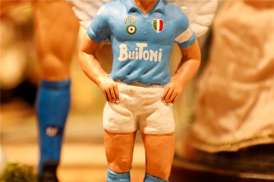 Fußball-Legende Maradona gab es in Neapel auch als Krippenfigur mit Engelsflügeln. (Archivbild) Fabio Sasso/LaPresse via ZUMA Press/dpa