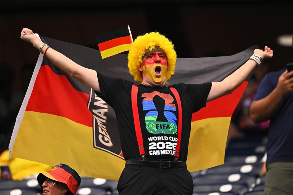Fußball, Männer: WM, Deutschland - Curaçao, Vorrunde, Gruppe E, 1. Spieltag, Houston-Stadion. Ein Deutschland-Fan macht Stimmung vor dem Spiel. Tom Weller/dpa