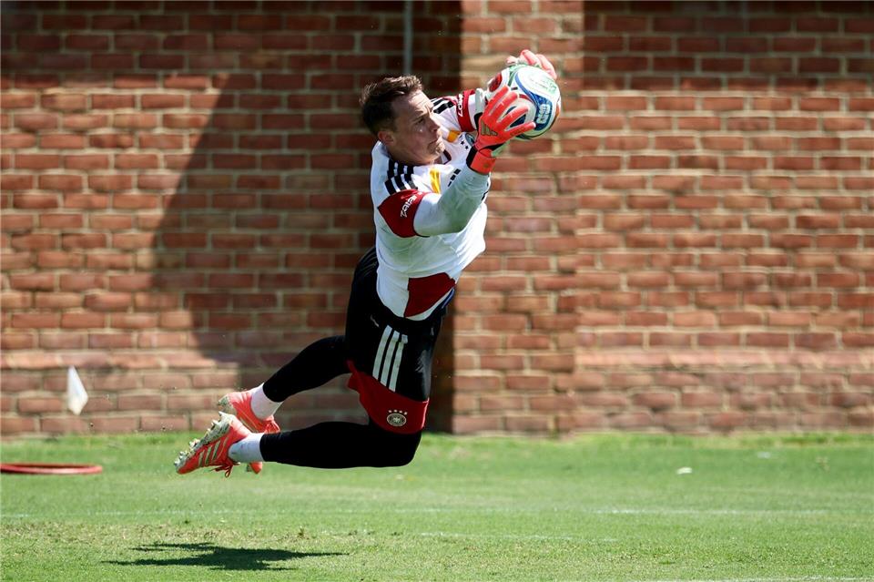 Fußball: Nationalmannschaft, Deutschland, Training, vor dem ersten WM-Spiel gegen Curaçao, Manuel Neuer (Deutschland) hält im Training einen Ball.Christian Charisius/dpa
