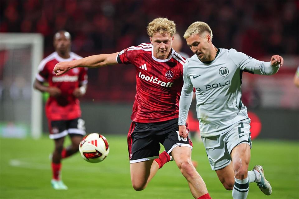 Fußball-Profi Kilian Fischer (r) vom VfL Wolfsburg (Archivbild).Daniel Karmann/dpa
