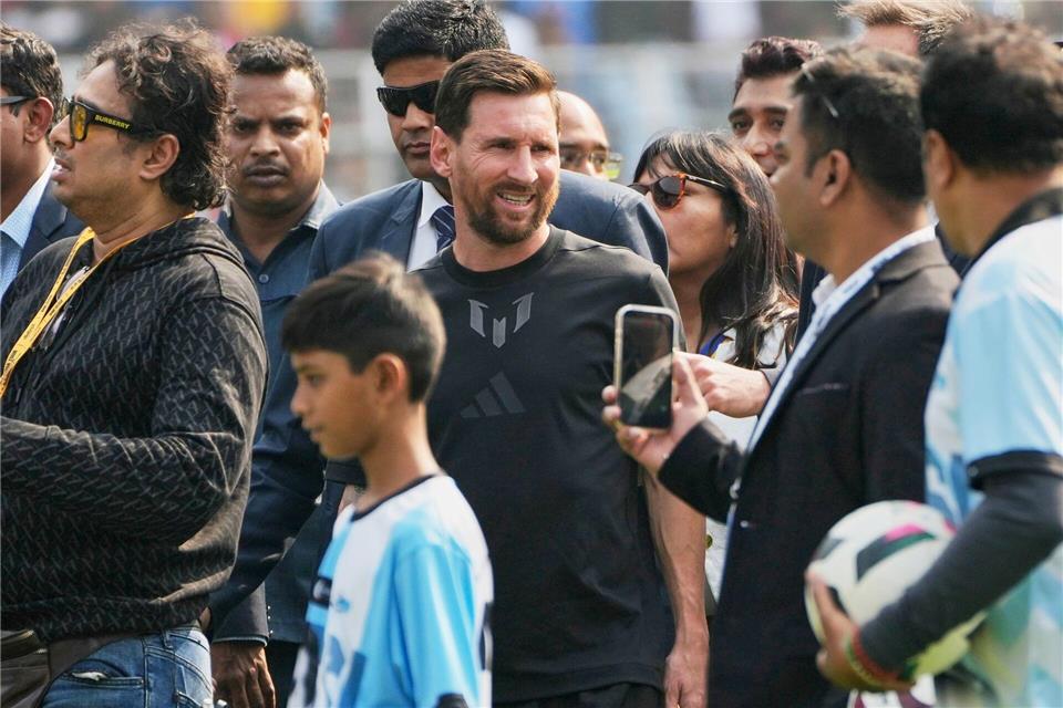 Fußball-Star Lionel Messi ist in Indien unterwegs.Bikas Das/AP/dpa