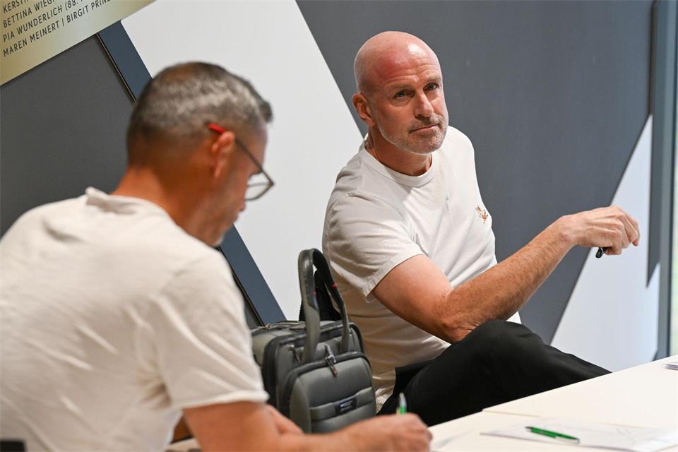 Fußball-Trainer Marco Antwerpen (r/Archivbild).Arne Dedert/dpa