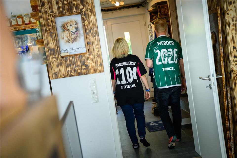 Fußball-Trikots vom Hamburger SV (l) und dem SV Werder Bremen ergeben ihr Hochzeitsdatum. Jonas Walzberg/dpa