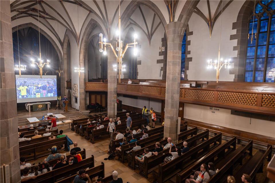 Fußball-WM mal anders schauen - in einer Kirche.Christoph Schmidt/dpa