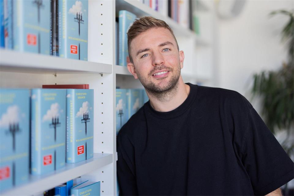 Fußball-Weltmeister Christoph Kramer sammelt seit 1999 kleine Monster auf Karten.Rolf Vennenbernd/dpa