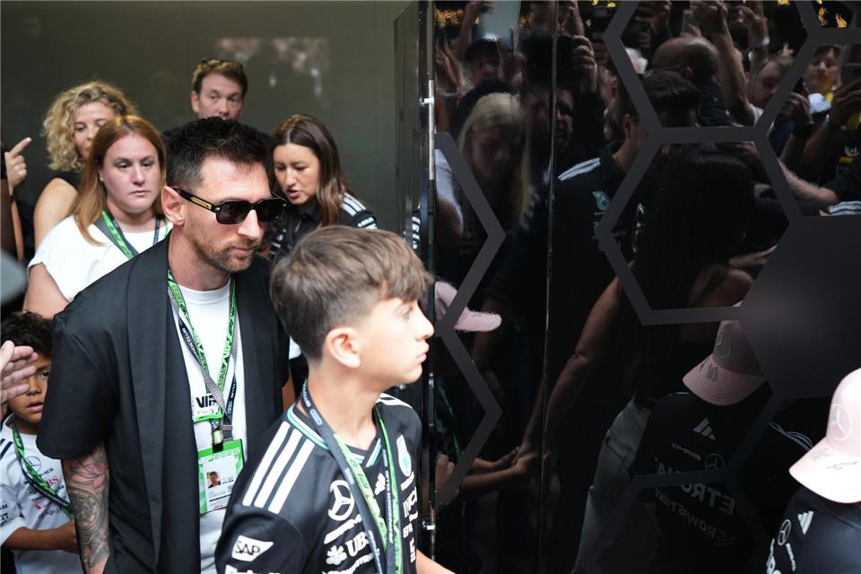 Fußball-Weltmeister Lionel Messi (l) lässt sich den Grand Prix von Miami nicht entgehen.Rebecca Blackwell/AP/dpa