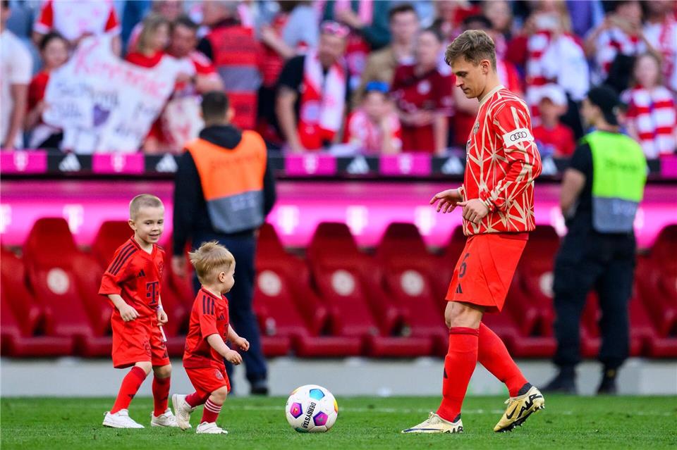 Fußball kicken mit den Kindern ist für Joshua Kimmich ein großer Spaß. Tom Weller/dpa