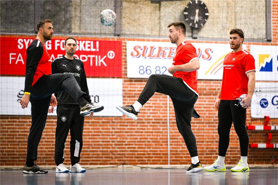 Fußball zum Aufwärmen: Die deutschen Handballer bereiten sich auf Österreich vor. Sina Schuldt/dpa