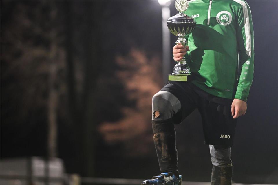 Fußballer Wasen Al-Ali auf dem Sportplatz in Heisfelde.Lars Penning/dpa