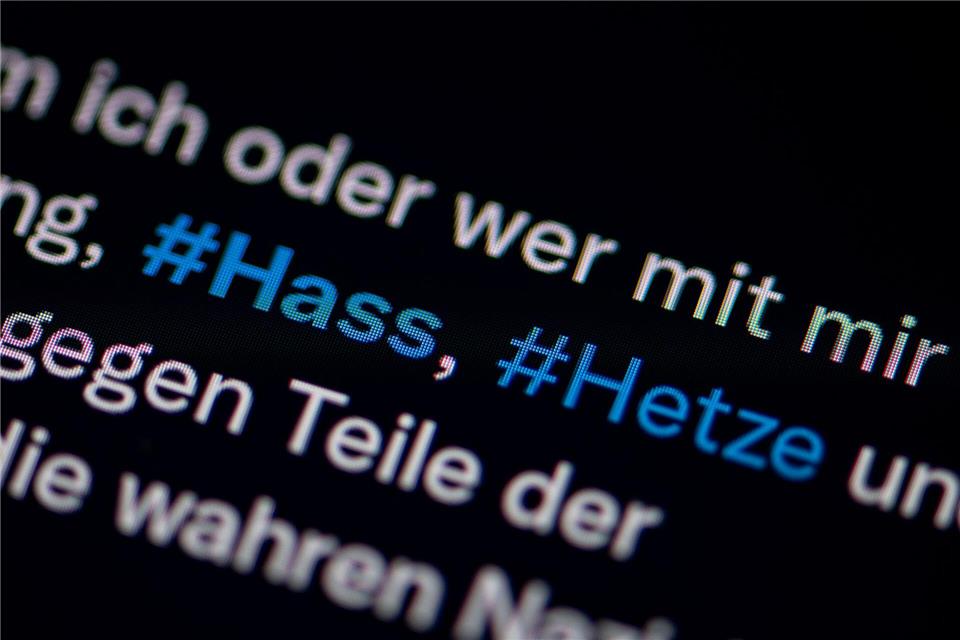 Fußballer beklagen Anfeindungen im Netz. (Symbolbild)Fabian Sommer/dpa