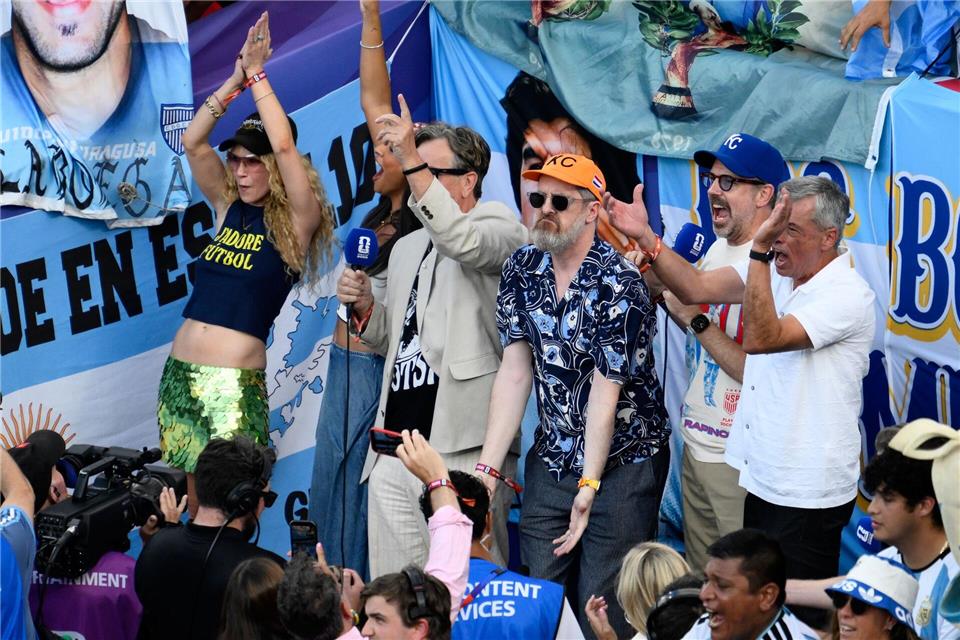 Fußballfan Brendan Hunt (M) begeistert sich seit 2015 auch für Frauenfußball. (Archivbild) Reed Hoffmann/AP/dpa