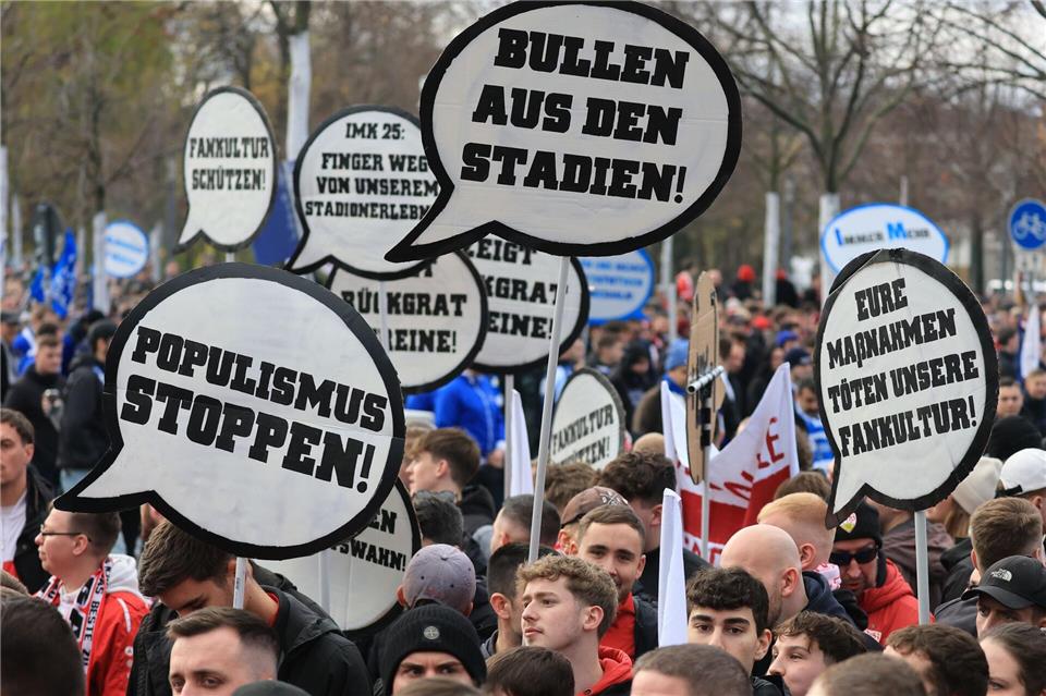 Fußballfans aus der ganzen Bundesrepublik protestieren gemeinsam in der Leipziger Innenstadt gegen strengere Sicherheitsmaßnahmen bei Fußballspielen.Jan Woitas/dpa