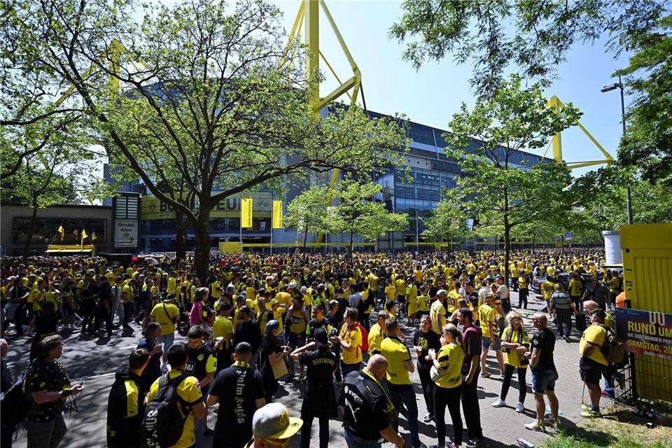 Fußballfans brauchen bei der Anreise zum Topspiel zwischen Borussia Dortmund und dem FC Bayern München am Samstag viel Geduld. (Archivbild) Bernd Thissen/dpa