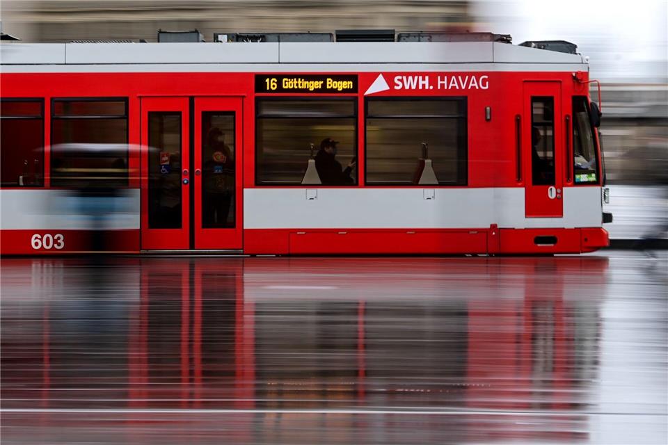 Fußballfans bringen nach einem Derby in Halle (Saale) eine Straßenbahn zum Stillstand und lösen einen Polizeieinsatz aus (Symbolbild) Hendrik Schmidt/dpa-Zentralbild/ZB