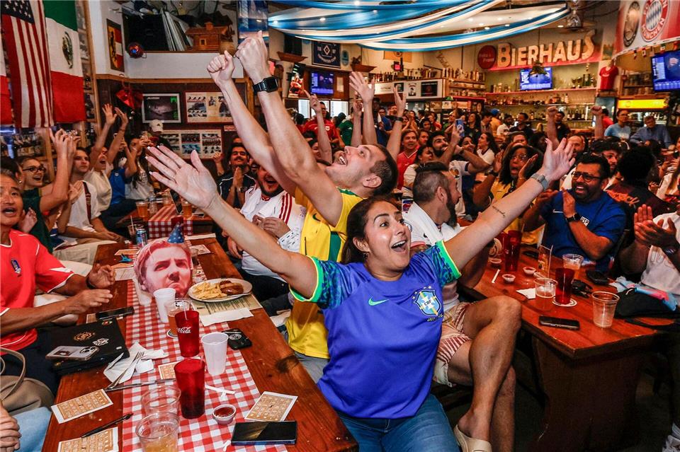 Fußballfans reagieren auf die Auslosung der FIFA Fußball-Weltmeisterschaft.Al Diaz/TNS via ZUMA Press Wire/dpa