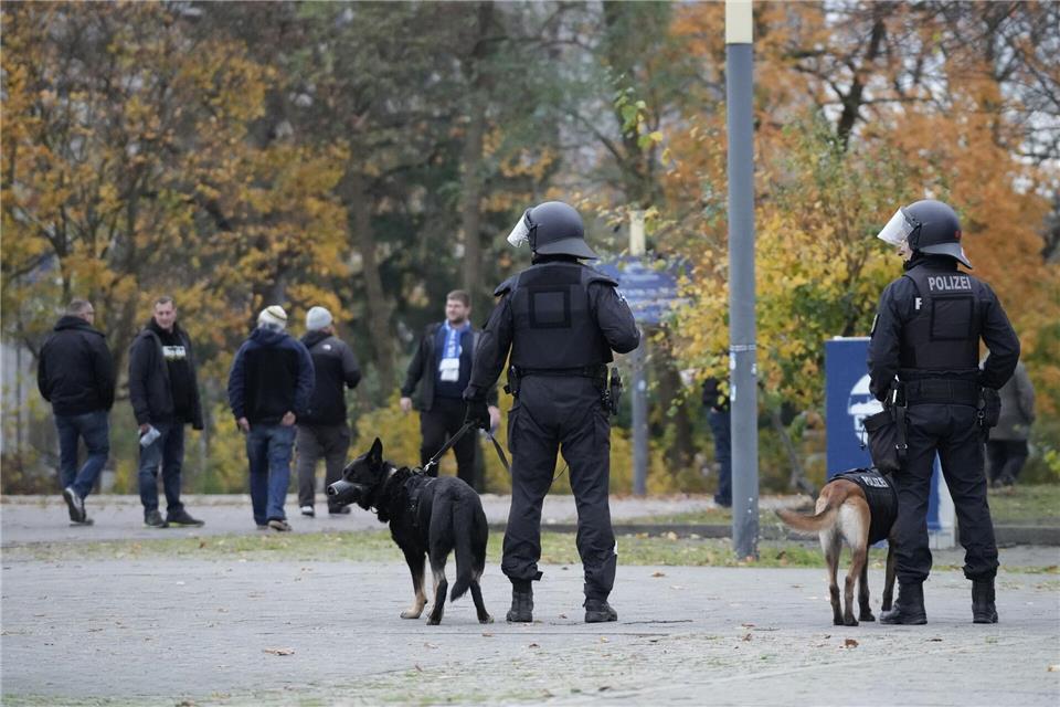 Fußballfans verließen das Olympiastadion nach dem Spiel der Hertha gegen Dynamo Dresden unter den kritischen Blicken etlicher Polizisten. Manuel Genolet/dpa