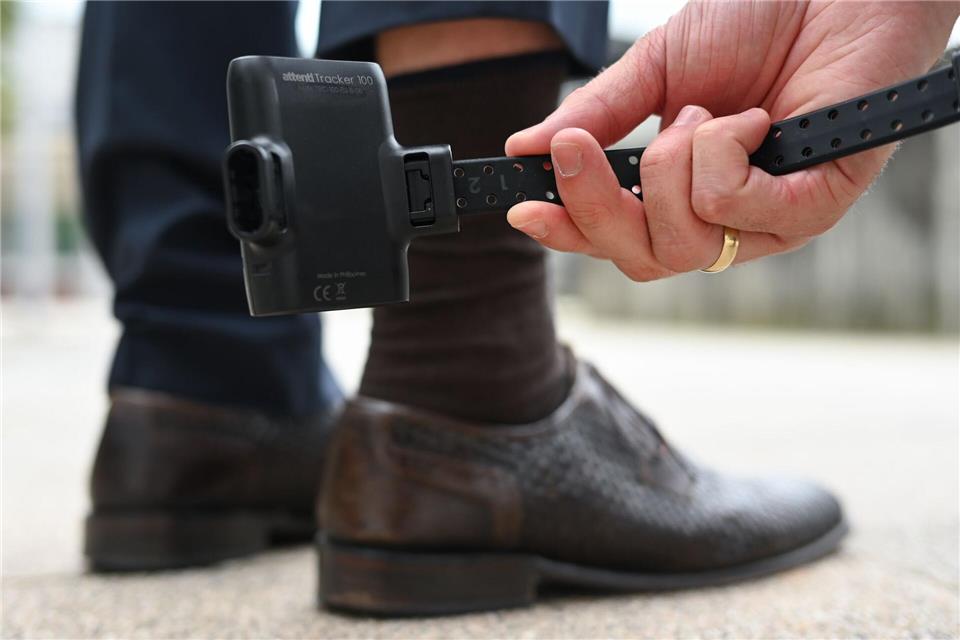 Fußfesseln werden in Spanien seit über 15 Jahren auch zum Frauenschutz eingesetzt. (Symbolbild)Arne Dedert/dpa