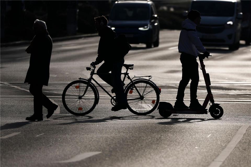 Fußgänger, Radfahrer und Rollerfahrer sind im Straßenverkehr besonders ungeschützt. (Symbolbild)Jan Woitas/dpa