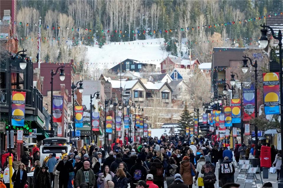 Fußgänger gehen am ersten Tag des Sundance Film Festivals 2026 die Main Street in Park City entlang.Charles Sykes/Invision/AP/dpa