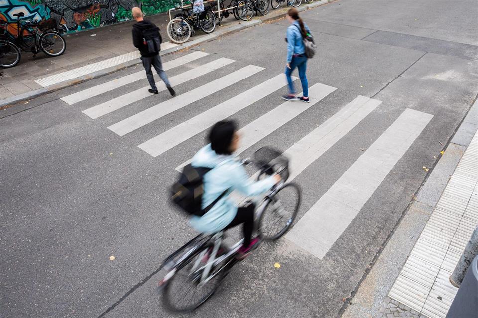 Fußgänger haben auf dem Zebrastreifen zwar in der Regel Vorrang, Blickkontakt mit Rad- oder Autofahrern schadet aber nicht. (Archivfoto)Christoph Soeder/dpa