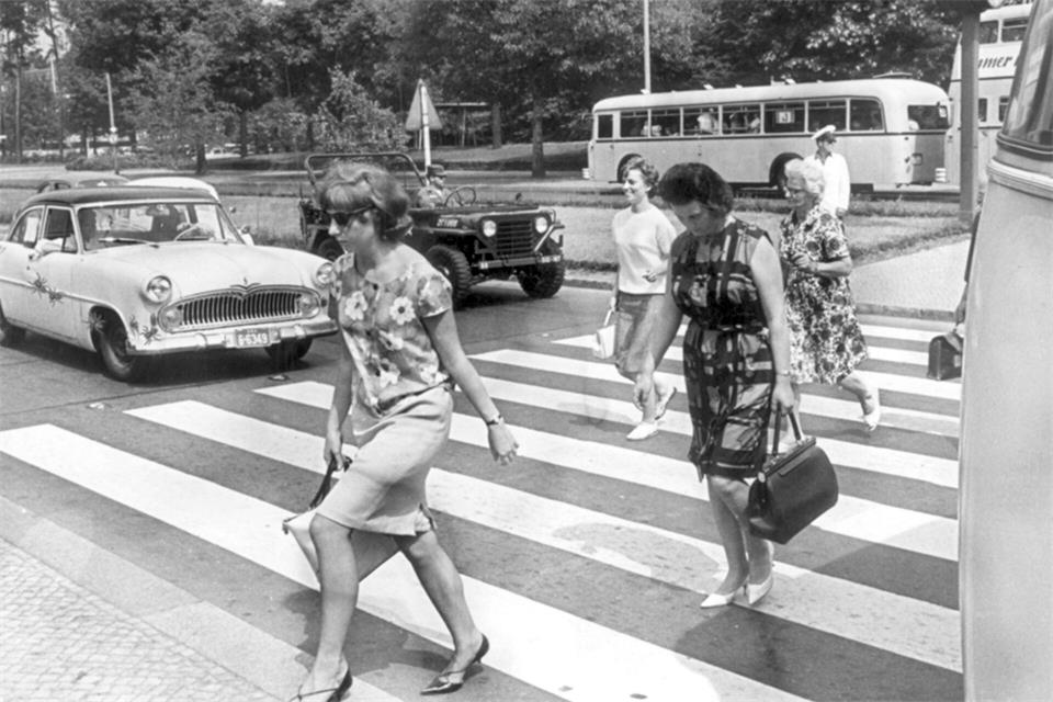 Fußgänger überqueren in der Berliner Innenstadt im Juni 1964 einen Zebrastreifen. (Archivfoto)Konrad Giehr/dpa