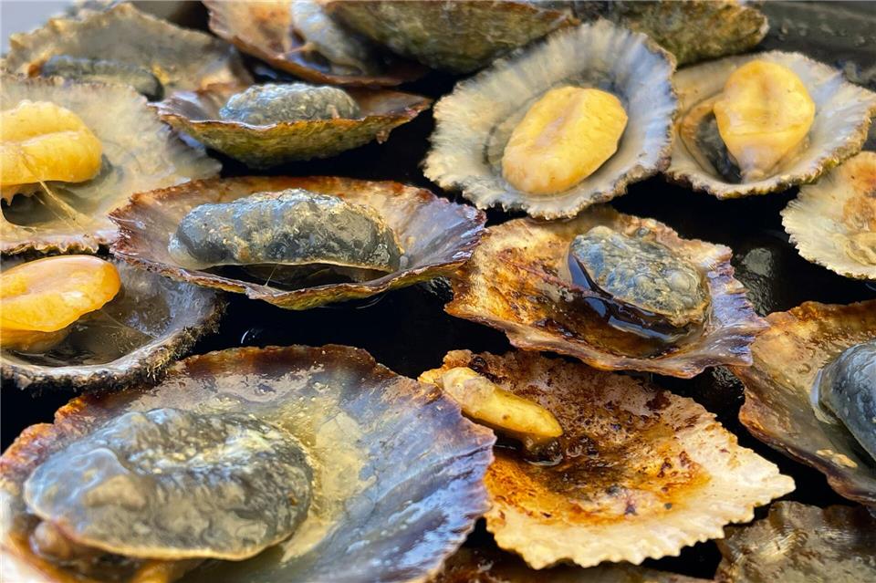 Fußläufig vom Weingut entfernt: das Finca-Restaurant am Strand, wo zum Wein frische Napfmuscheln serviert werden.Manuel Meyer/dpa-tmn