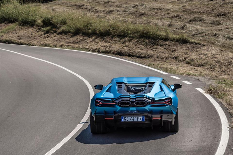 Futuristisch: Wie schon viele andere Lamborghinis zuvor, wirkt auch der Revuelto etwas wie von einem anderen Stern.Wolfango Spaccarelli/Lamborghini/dpa-tmn