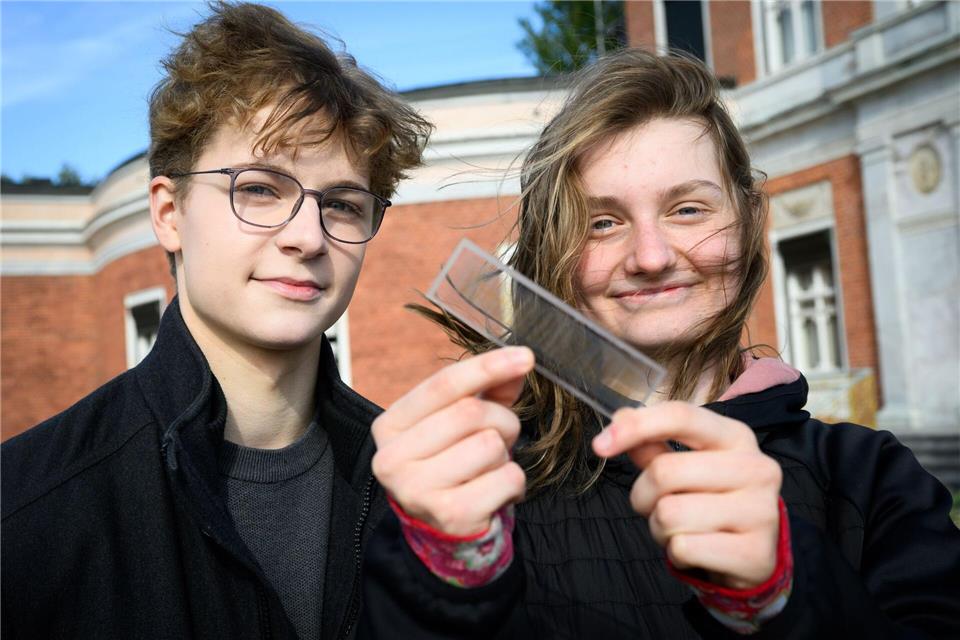 Fynn Florian Rönnfeldt (l) und Anna Helene Nerlich haben bei einem Jugend-forscht-Projekt Sediment-Proben aus dem Heiligen See in Potsdam untersucht. Die Ablagerungen aus dem Grund des Gewässers sollen gewissermaßen wie ein Archiv Informationen über Umweltveränderungen geben. Bernd von Jutrczenka/dpa