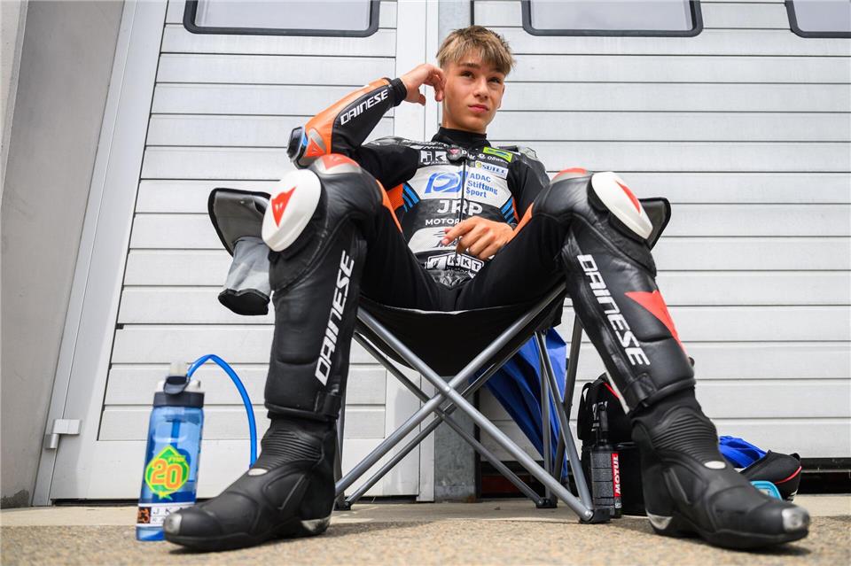 Fynn Kratochwil gilt als eine der größten deutschen Nachwuchshoffnungen im Motorradrennsport.Robert Michael/dpa