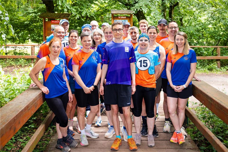 Fynn Thome (18, Mitte) posiert gemeinsam mit den Mitgliedern der Lauf- und Triathlonfreunde Lebach (LTF Theeltal) für ein Gruppenfoto.Laszlo Pinter/dpa/Laszlo Pinter