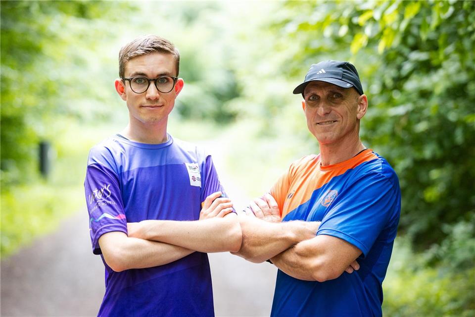Fynn Thome (18, l.) und sein Vater Martin Thome trainieren gemeinsam in einem Wald bei Lebach für die Special Olympics Nationalen Spiele Saarland 2026.Laszlo Pinter/dpa/Laszlo Pinter