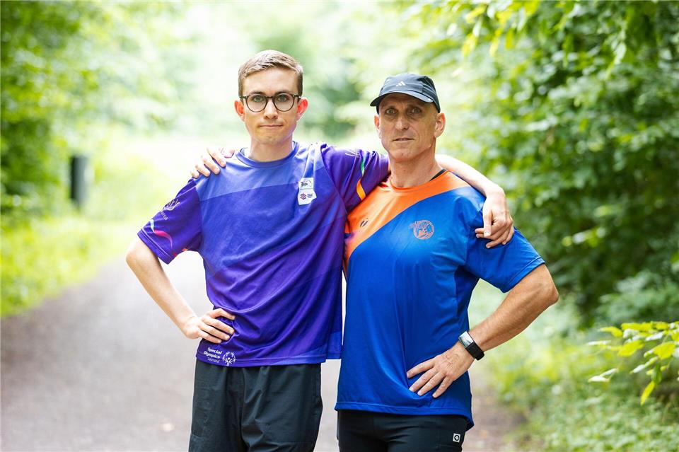 Fynn Thome (18, l.) und sein Vater Martin Thome trainieren gemeinsam in einem Wald bei Lebach für die Special Olympics nationalen Spiele Saarland 2026.Laszlo Pinter/dpa/Laszlo Pinter