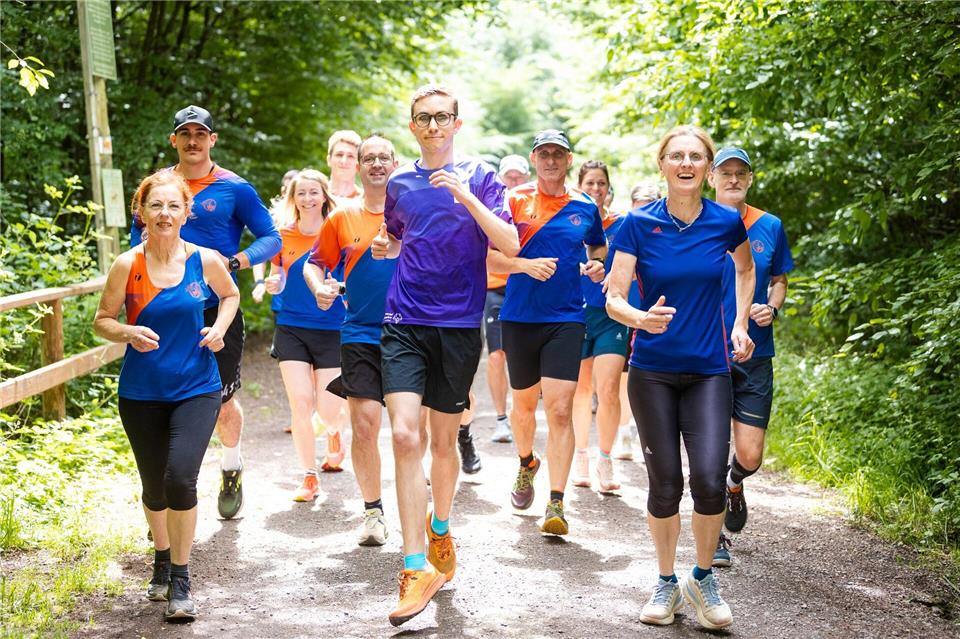 Fynn Thome (18, vorne) trainiert gemeinsam mit den Läuferinnen und Läufern der Lauf- und Triathlonfreunde Lebach (LTF Theeltal) auf einer Waldstrecke bei Lebach.Laszlo Pinter/dpa/Laszlo Pinter