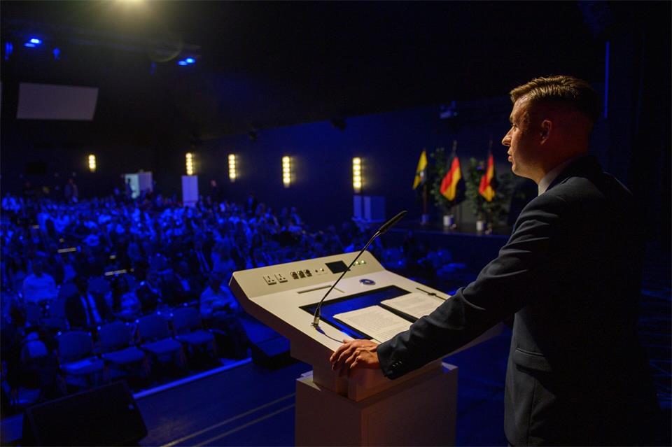 GD-Chef Jean-Pascal Hohm, der auch im AfD-Bundesvorstand sitzt, ruft die AfD-Jugend dazu auf, sich in „Notwehrsituationen“ gegen politische Gegner zu verteidigen. Klaus-Dietmar Gabbert/dpa