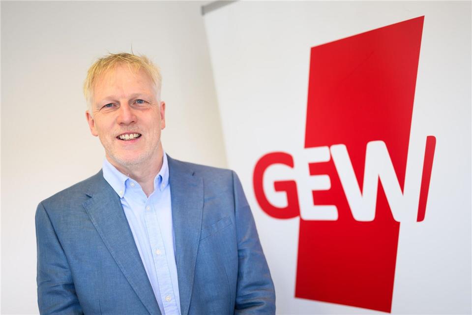 GEW-Landeschef Störmer dringt auf transparente Daten zum Personalbedarf der Schulen. (Archivbild)Julian Stratenschulte/dpa