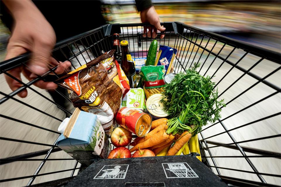 GLP-1-Medikamente helfen beim Abnehmen, indem sie den Appetit zügeln und das Sättigungsgefühl steigern. Wird nun weniger eingekauft? (Symbolbild)Fabian Sommer/dpa