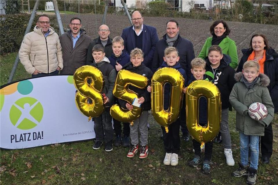 GOFUS-Geschäftsführer Nico Rulfs (von links) und Jörn Romeiß, Bauhofleiter Jörg Mecking, Bürgermeister Manuel Deitert, Vorstand Marcus W. Leiendecker, Filialleiterin Gisela Salzmann und Simone Abendroth (Volksbank Westmünsterland) sowie Kinder aus der Nachbarschaft Kerkenberg