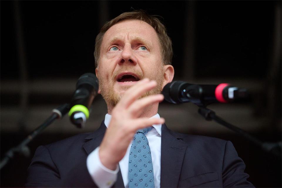 GSK will sein Dresdner Impfstoffwerk schließen. Bei einer Demonstration kämpfen Beschäftigte für den Standort – und erhalten Rückendeckung vom Ministerpräsidenten.Robert Michael/dpa