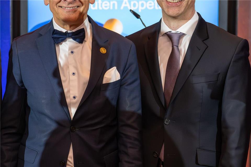 Volksbanken an Kundschaft: Trotz Baywa-Krise stabil GVB-Präsident Stefan Müller und sein Amtsvorgänger Gregor Scheller, der als Aufsichtsratsvorsitzender der Baywa an leitender Stelle mit der Krise des Münchner Konzerns beschäftigt ist.Sebastian Widmann/Genossenschaftsverband Bayern/dpa