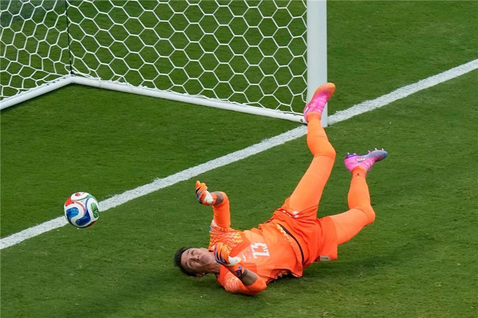 Gab eine unglückliche Figur ab: Torwart Fernando Muslera. (Archivbild)Fernando Llano/AP/dpa