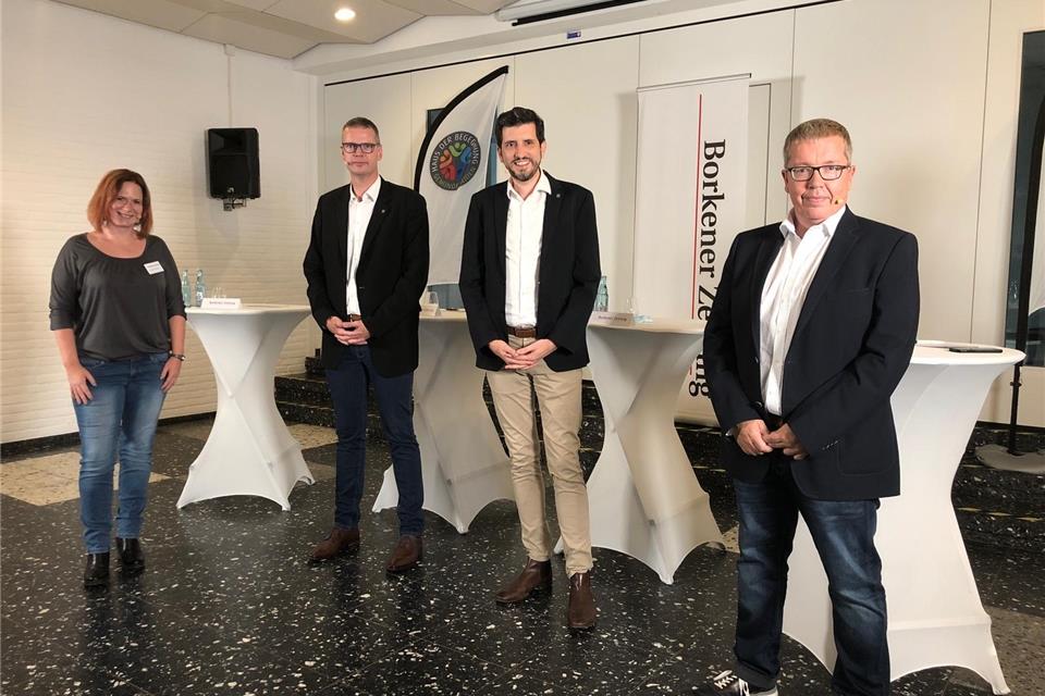 Gabi Kowalzcik und Sven Kauffelt diskutieren am Dienstagabend mit Dr. Patrick Voßkamp (zweiter von rechts) und Andreas Berger (zweiter von links).