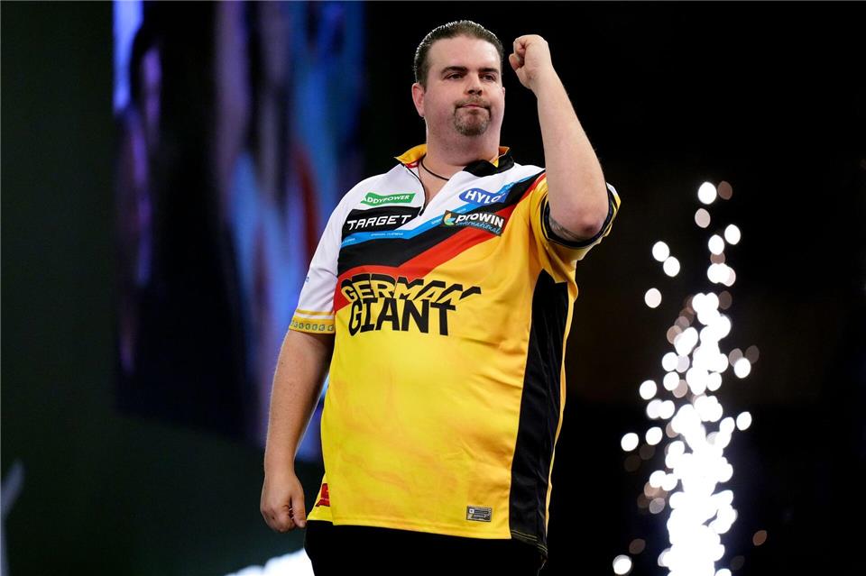 Gabriel Clemens feiert seinen Sieg gegen Alex Spellman bei der Darts-WM in London.John Walton/PA Wire/dpa