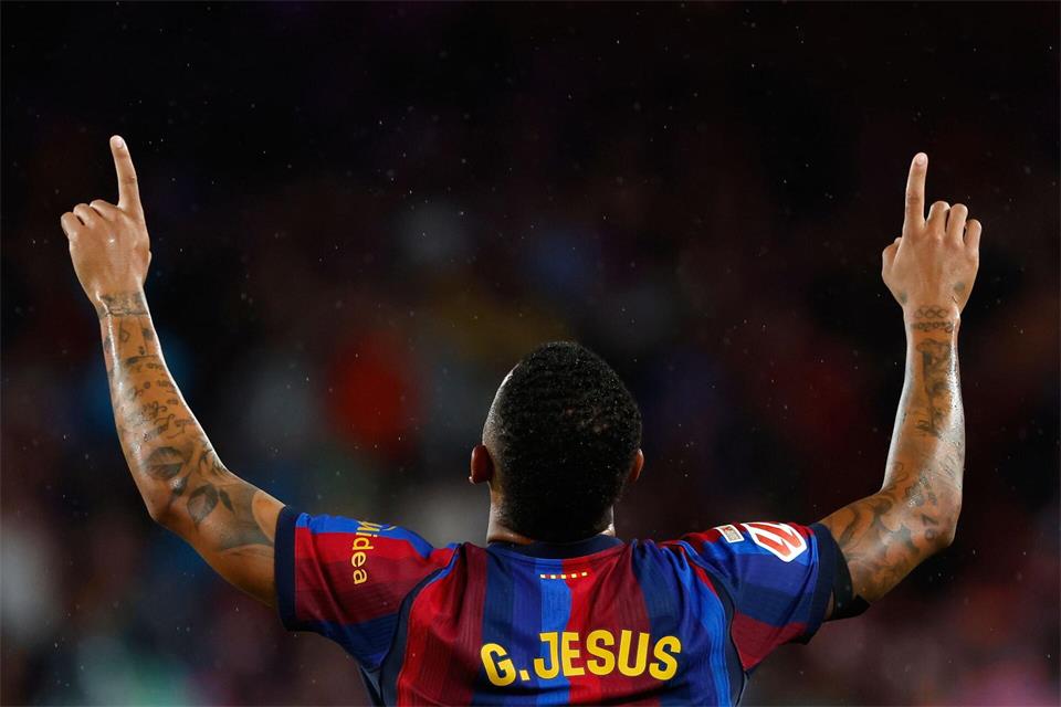 Gabriel Jesus von Barcelona jubelt.Joan Monfort/AP/dpa