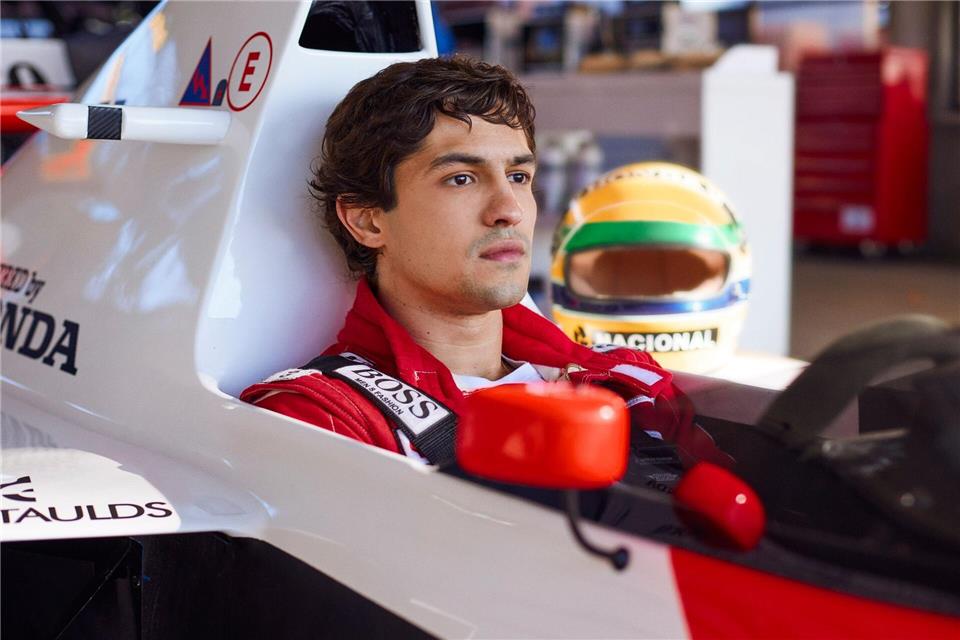 Gabriel Leone als Ayrton Senna (1960-1994) in einer Szene der Netflix-Serie „Senna“, die das Leben des berühmten Rennfahrers nachzeichnet.---/Netflix/dpa