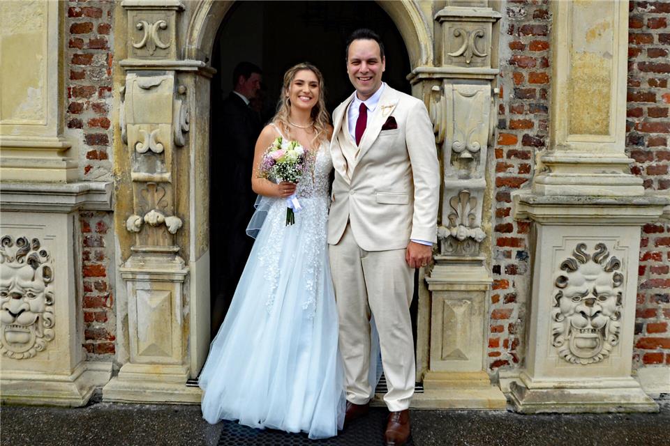 Gabriela und Giannis Petras aus Frankfurt gaben sich am Schnapszahl-Datum, dem 25. Mai 2025, am Raesfelder Schloss das Jawort.
