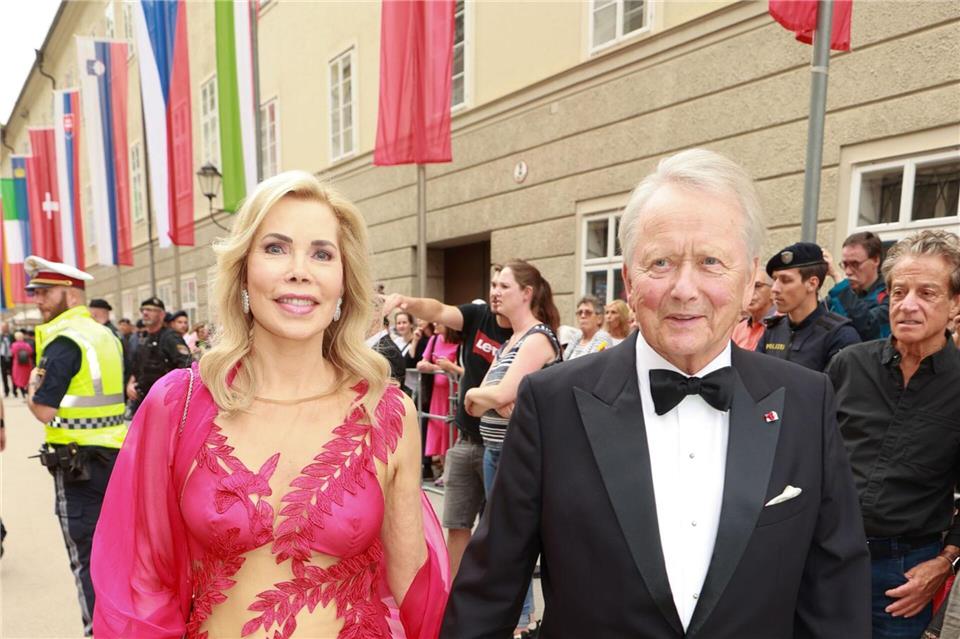 Gabriela zu Leiningen und Wolfgang Porsche bei den Salzburger Festspielen - etwas mehr als zwei Jahre später folgte nun die Hochzeit, ebenfalls in Salzburg.Franz Neumayr/APA/dpa