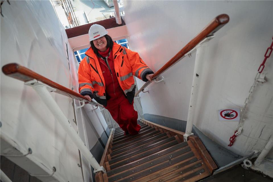 Gaby Liedtke wird diese Treppe in den nächsten Tagen wieder auf Hochglanz bringen.Focke Strangmann/dpa