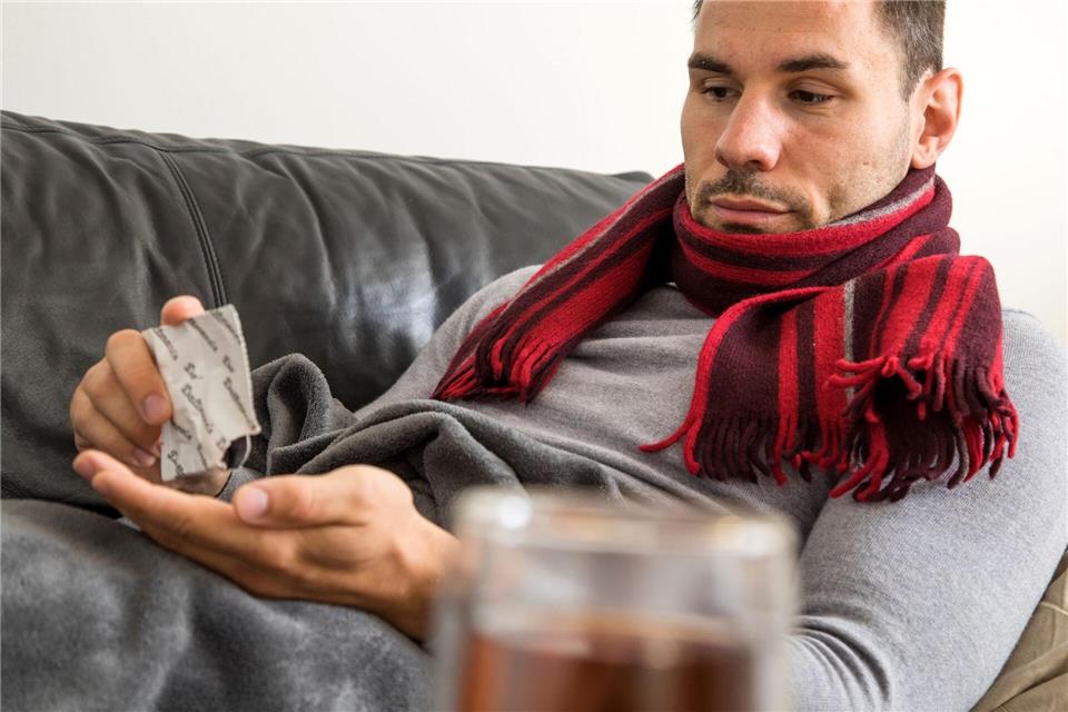 Gängige Mittel gegen Halsschmerzen lindern Reizungen durch Stoffe, die beruhigend auf die Schleimhäute wirken und die Speichelproduktion anregen.Christin Klose/dpa-tmn