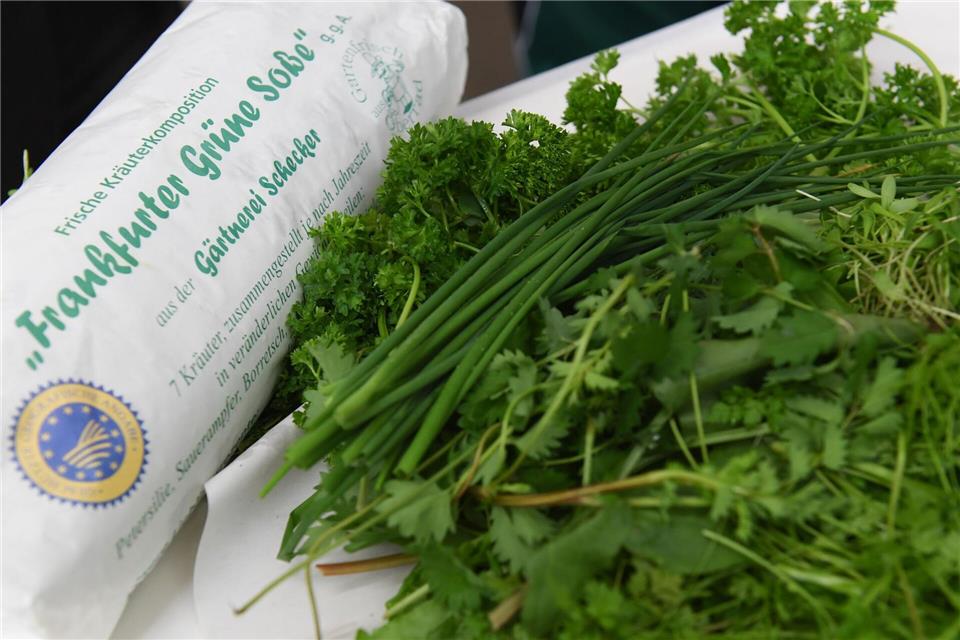 Gärtner Rainer Schecker hatte sich vor 10 Jahren dafür eingesetzt, dass die „Frankfurter Grüne Soße“ geschützt wird. (Symbolbild)picture alliance / Arne Dedert/dpa