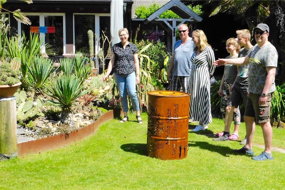 Gäste erkunden den exotischen Garten der Familie Seggewiß.Niermann